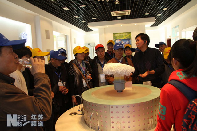 無錫市(shì)民(mín)在中橋水(shuǐ)廠超濾膜車間展廳了(le)解制(zhì)水(shuǐ)過程并品嘗直飲水(shuǐ) 無錫市(shì)民(mín)在中橋水(shuǐ)廠超濾膜車間展廳了(le)解制(zhì)水(shuǐ)過程并品嘗直飲水(shuǐ)